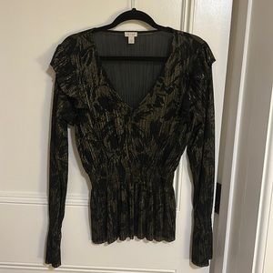 Hinge gold detailed top